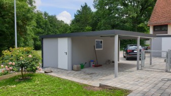 Einzelgarage aus Stahl mit Schwingtor + Anbau-Carport links daneben - BRANDL