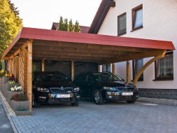 Doppel-Carport aus Holz mit Bogenpfosten einseitig + Dichtzaun diagonal + Schindelblende in ziegelrot - BRANDL