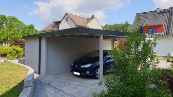 Einzelgarage aus Stahl mit Sektionaltor + Anbau-Carport links daneben - BRANDL
