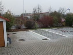 Einzelgarage mit Schwingtor und Anbau-Carport - BRANDL
