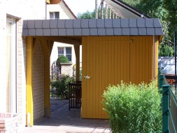 Carport aus Holz (Massanfertigung) + Abstellkammer (Geräteraum) + Schindelblende in anthrazitgrau + ocker bauseits - BRANDL