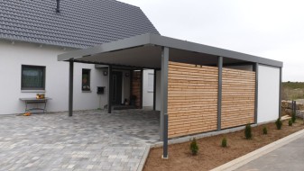 Doppel-Carport aus Stahl mit Hauseingangsüberdachung - BRANDL