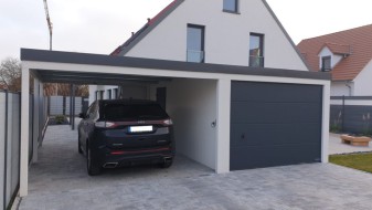 Einzel-Garage aus Stahl mit Sektionaltor + Anbau-Carport links daneben - BRANDL