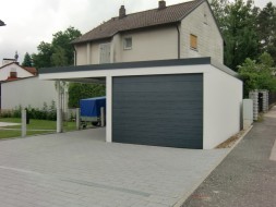 Einzelgarage mit Sektionaltor und Anbau-Carport - BRANDL