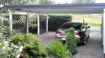 Doppel-Carport aus Holz mit Flachdach + Holzblende + Rankgitterzaun - BRANDL