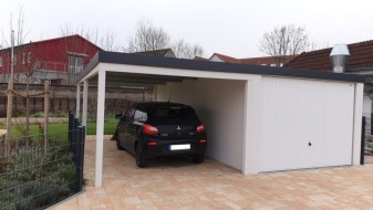 Einzel-Garage aus Stahl mit Schwingtor + Anbau-Carport links daneben - BRANDL