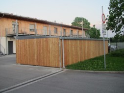 Carport mit Holz-Wandelementen