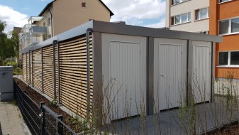 Carport-Reihenanlage mit Mülltonneneinhausung (Geräteraum) und Fahrradraum integriert - BRANDL