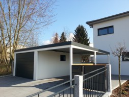 STAHL-Einzelgarage mit Sektionaltor und Anbau-Carport seitlich - BRANDL