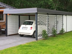 Einzel-Carport aus Holz mit Flachdach und Abstellkammer (Geräteraum) + Schindelblende in anthrazitgrau + Wandelemente: Rankgitter-Dichtaun waagerecht - BRANDL