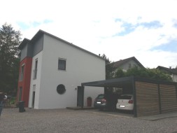 Doppel-Carport aus Stahl mit Wandelementen in offener Holzlattung - BRANDL