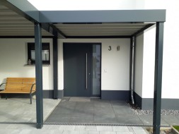 Doppel-Carport aus Stahl + Anbau-Carport seitlich als Hauseingangsüberdachung - BRANDL