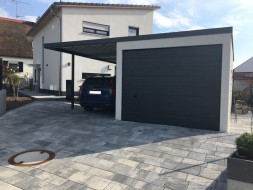 Einzelgarage aus Stahl mit Sektionaltor + Anbau-Carport links daneben - BRANDL
