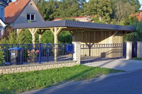 Doppel-Carport aus Holz (Massanfertigung) + Abstellkammer (Geräteraum) seitlich + Schindelblende in anthrazitgrau - BRANDL