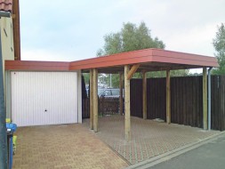 Einzel-Carport aus Holz - Massanfertigung - neben Betongarage überdacht mit Schindelblende in ziegelrot - BRANDL