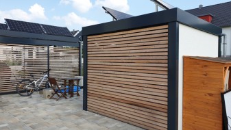 Doppel-Carport aus Stahl + Geräteraum + Sichtschutzwand - BRANDL