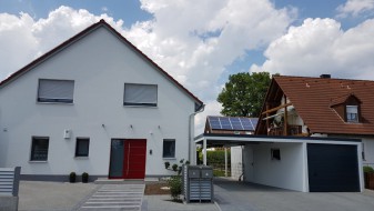 Einzelgarage mit Sektionaltor und Anbau-Carport aus Stahl - BRANDL