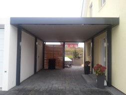 BETON-Einzelgarage mit Sektionaltor + STAHL-Einzel-Carport - BRANDL