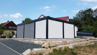 Doppel-Carport aus Stahl – mit Geräteraum (Abstellkammer) hinten integriert - BRANDL