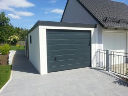 STAHL-Einzelgarage mit Sektionaltor und Anbau-Carport hinten als Holzliege - BRANDL