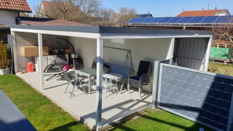 Einzelgarage aus Stahl mit Sektionaltor + Anbau-Carport links daneben - BRANDL