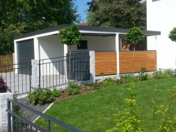 STAHL-Einzelgarage mit Sektionaltor und Anbau-Carport seitlich - BRANDL