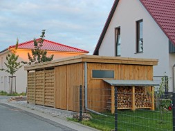 Einzel-Carport aus Holz mit Flachdach + Abstellkammer (Geräteraum) + Holzblende + Dichtzaun-waagerecht - BRANDL