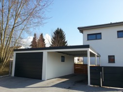 STAHL-Einzelgarage mit Sektionaltor und Anbau-Carport seitlich - BRANDL