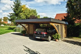 Doppel-Carport aus Holz mit Bogenpfosten beidseitig + Rankgitter + Schindelblende in anthrazitgrau - BRANDL