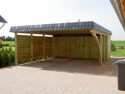 Doppel-Carport aus Holz mit Bogenpfosten einseitig + Abstellkammer (Geräteraum/Schuppen) + Schindelblende in anthrazitgrau - BRANDL