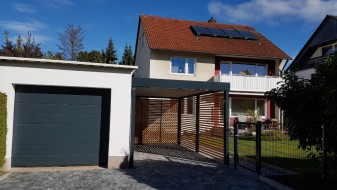 Einzel-Carport aus Stahl mit Wandelementen Holzlattung - BRANDL