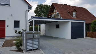 Einzelgarage mit Sektionaltor und Anbau-Carport aus Stahl - BRANDL