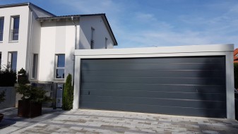 Doppel-Carport aus Stahl mit großem Sektionaltor - BRANDL