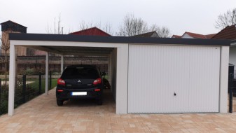 Einzel-Garage aus Stahl mit Schwingtor + Anbau-Carport links daneben - BRANDL