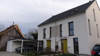 Einzel-Garage aus Stahl mit Sektionaltor + Anbau-Carport rechts daneben - BRANDL