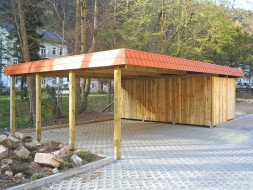 Carport-Reihenanlage aus Holz + Abstellkammer (Geräteraum/Schuppen) daneben + Schindelblende in ziegelrot - BRANDL