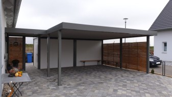 Doppel-Carport aus Stahl mit Hauseingangsüberdachung - BRANDL