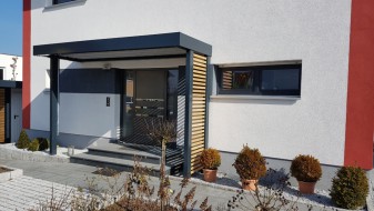Vordach als Hauseingangsüberdachung im Carport-Stil - BRANDL