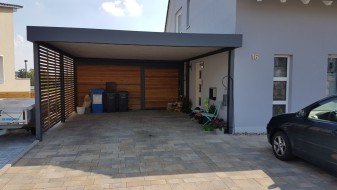 Doppel-Carport aus Stahl mit Geräteraum (Abstellkammer) hinten integriert - BRANDL