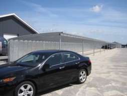 Reihen-Carport-Anlage mit Wandelementen