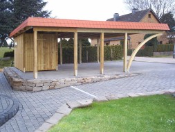 Doppel-Carport aus Holz mit Bogenpfosten einseitig + Abstellkammer (Geräteraum/Schuppen) + Schindelblende in ziegelrot - BRANDL