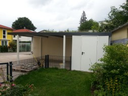 Einzel-Carport aus Stahl mit Geräteraum hinten - BRANDL