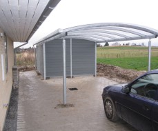 Einzel-Carport aus Stahl mit Geräteraum-Anbau hinten