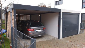 Einzel-Carport aus Stahl mit Wandelementen in Rhombus-Holzlattung - BRANDL