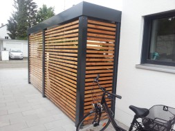 Doppel-Carport aus Stahl – mit Wandelementen offene Holzlattung - BRANDL