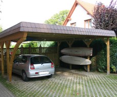 Doppel-Carport, Flachdach, Schindelblende, Bogenpfosten
