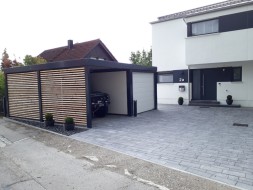 Einzel-Carport aus Stahl mit Sektionaltor + Anbau-Carport - BRANDL