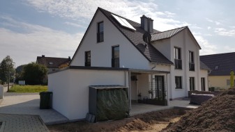 Einzelgarage mit Sektionaltor und Anbau-Carport (Schrägverlauf und außerwinklig) - BRANDL