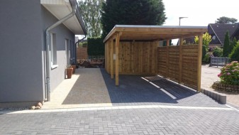 Einzel-Carport aus Holz mit Flachdach + Abstellkammer (Geräteraum) + Holzblende + Dichtzaun-waagerecht - BRANDL