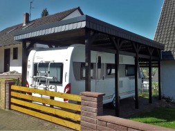 Einzel-Carport aus Holz für Wohnmobil (Wohnwagen) + Schindelblende in anthrazitgrau - BRANDL